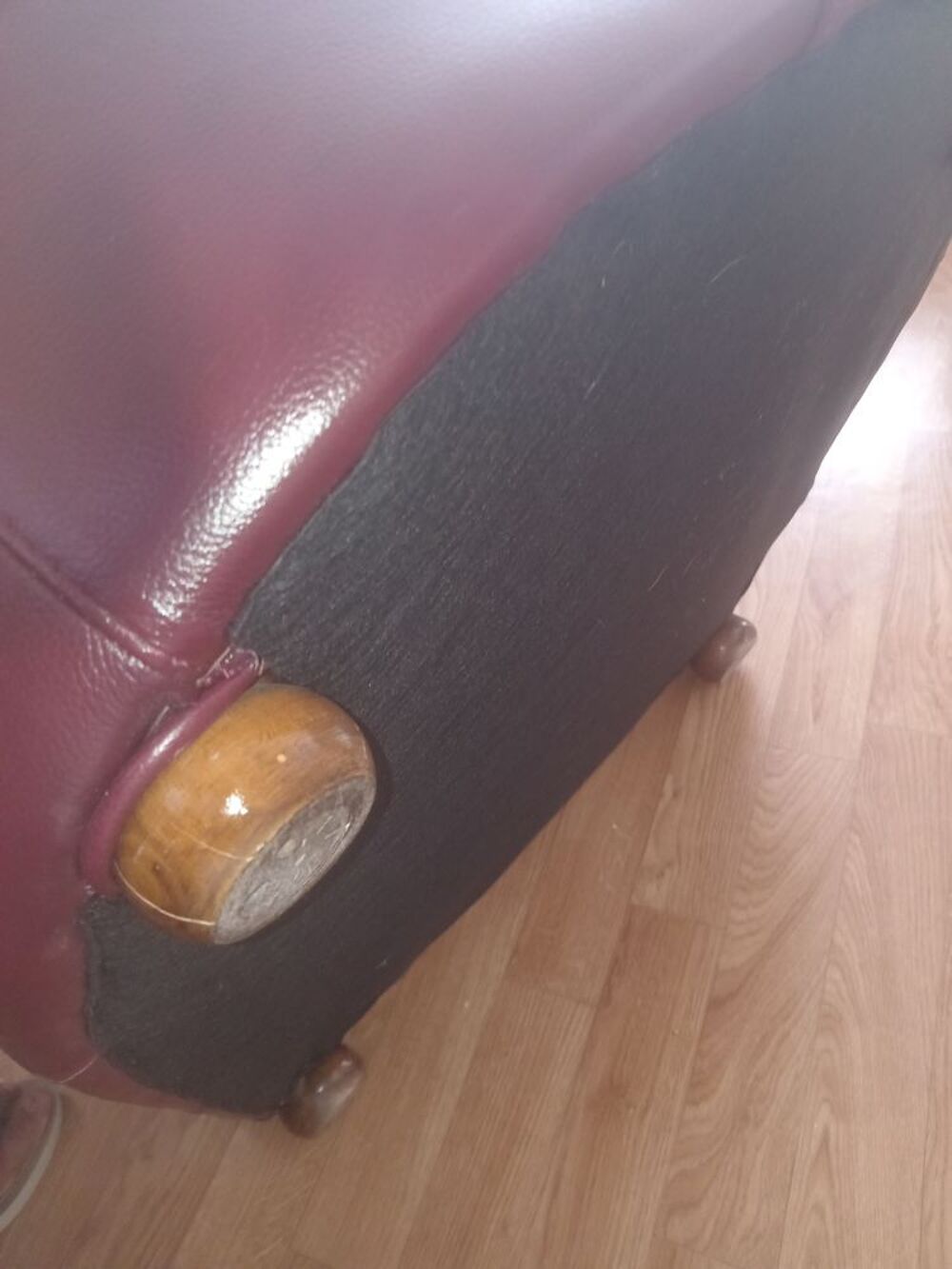 d'un ensemble de fauteuil en cuir couleur bordeaux Meubles