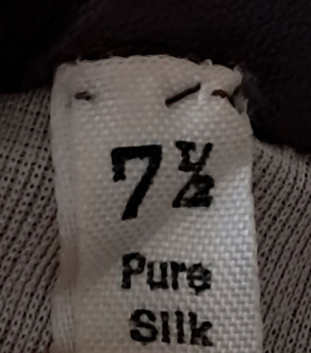 paire de gants en cuir bordeaux 
pour femme 
int&eacute;rieur soie Maroquinerie