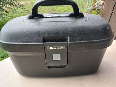 valisette de toilette / vanity 12 Vendeuvre-du-Poitou (86)