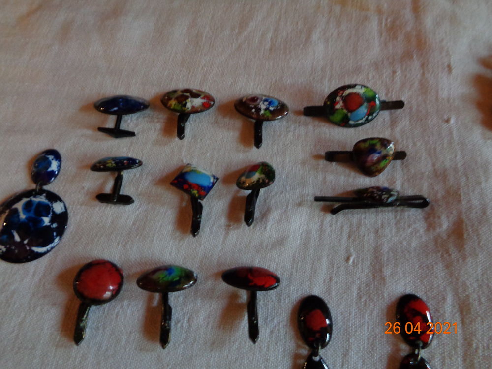 LOT BIJOUX VINTAGE ET EMAUX Bijoux et montres