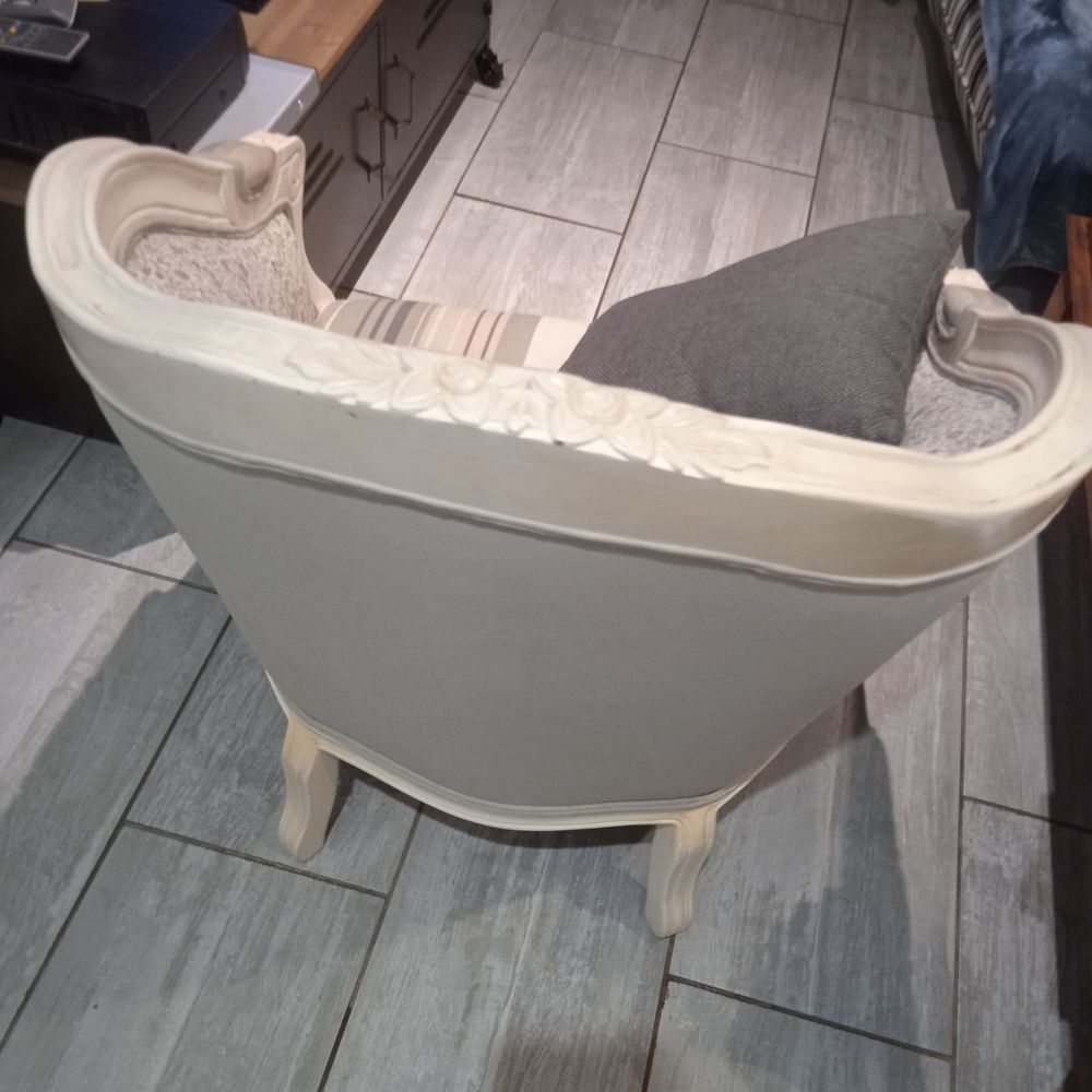 Fauteuil bergere structure bois tissus tons gris et rose ave Meubles