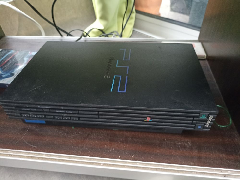 PlayStation 2 avec jeux vid&eacute;o de manette et une carte m&eacute;moire Consoles et jeux vidéos