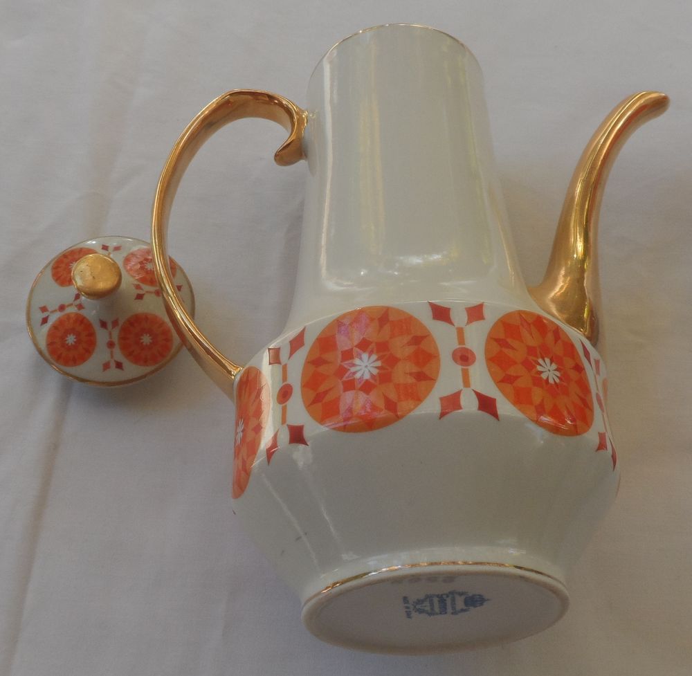 Service &agrave; caf&eacute; neuf en porcelaine blanche &agrave; fleur surlign&eacute;e Cuisine