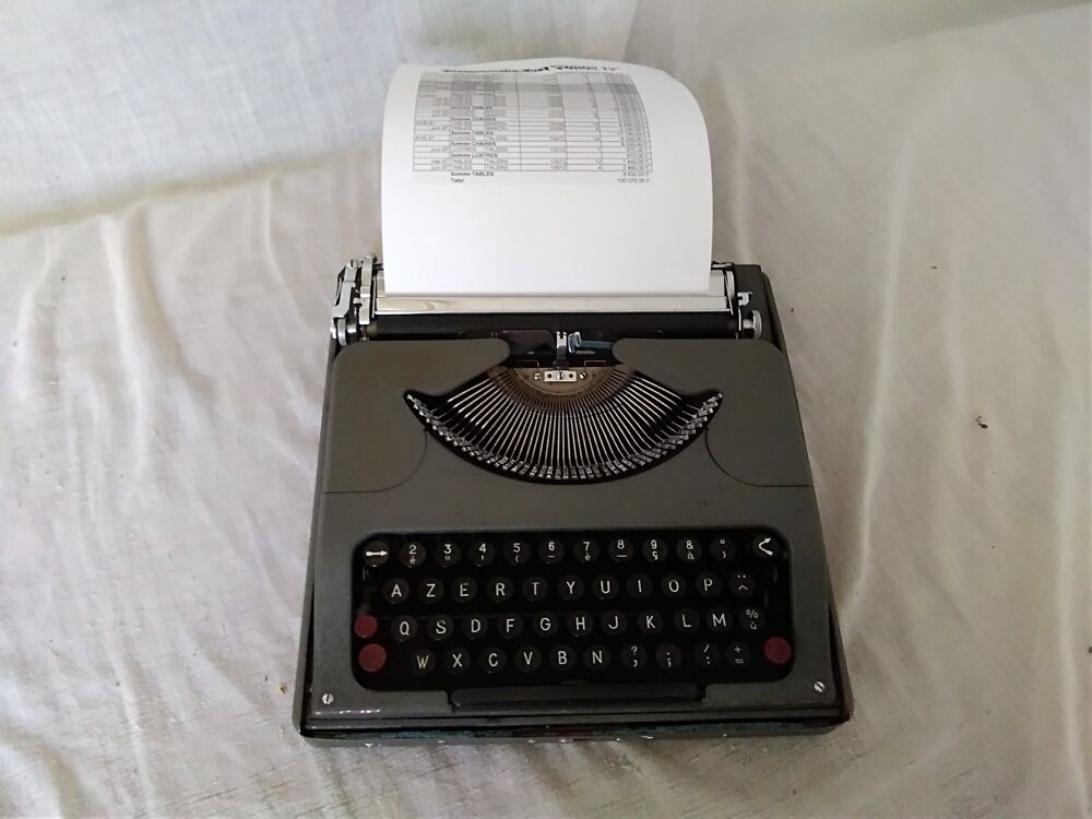Machine &agrave; &eacute;crire de ma M&eacute;m&eacute;, garantie d'&eacute;poque. 