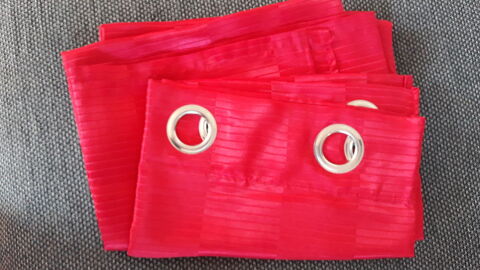 rideau rouge ou jaune 
140 x 210 cm
5 � piece 5 La Seyne-sur-Mer (83)