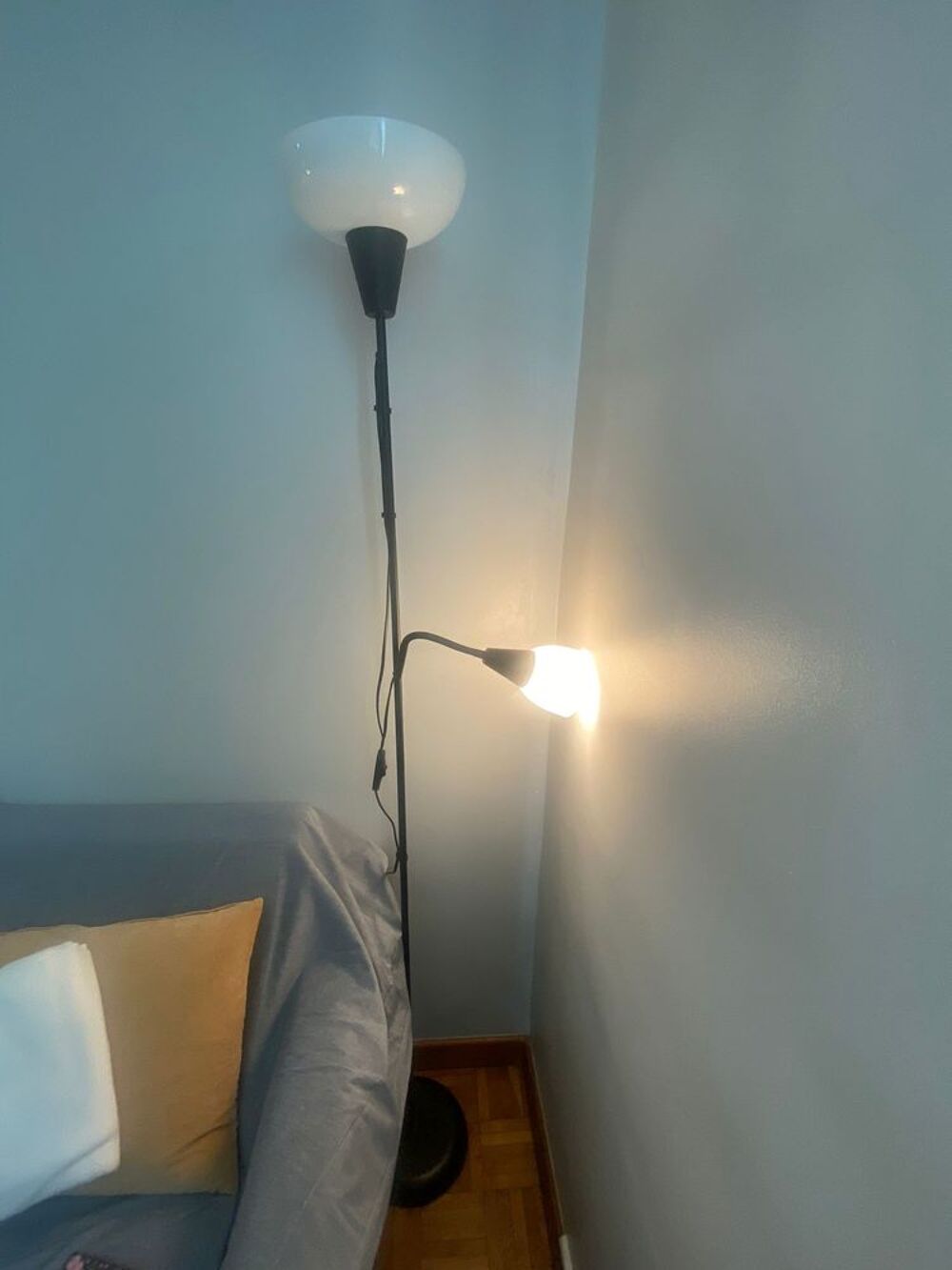rapide de lampadaire et chaise de travail Meubles