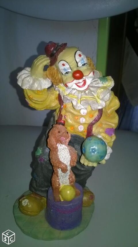 Clown avec petit chien 
Excellent etat
En cramique
19 c
5 Talange (57)