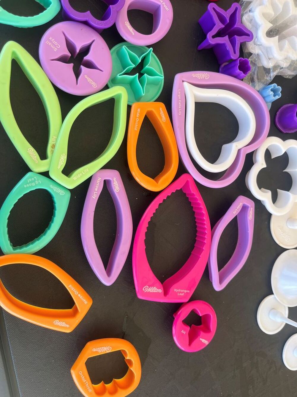 Lot de plus de 70 emportes pi&egrave;ces motifs fleurs pour g&acirc;teaux Cuisine
