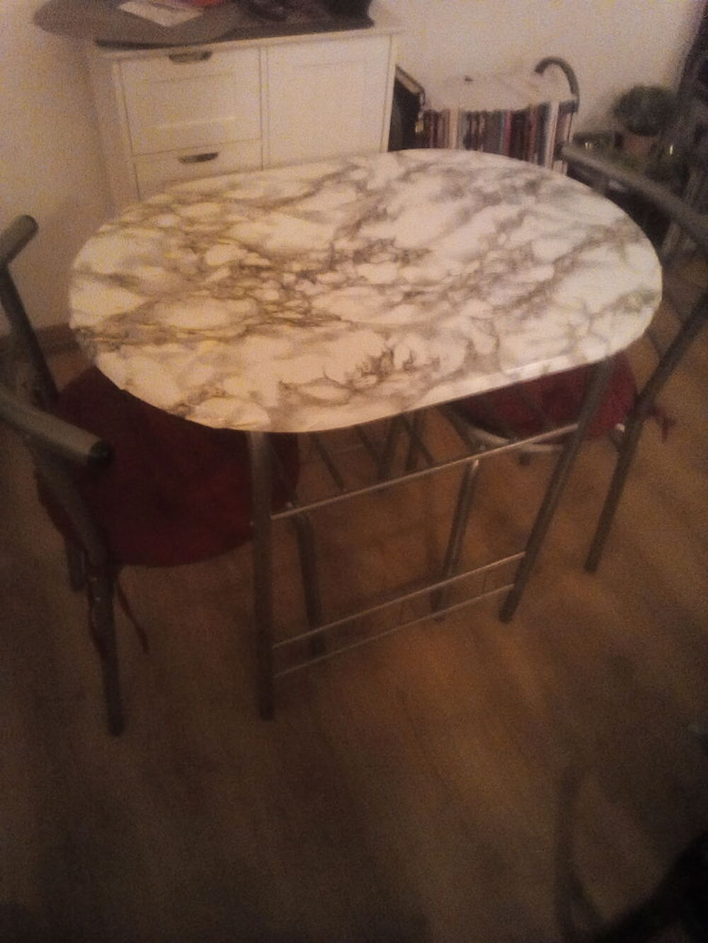 Table + 2 chaises
Meubles