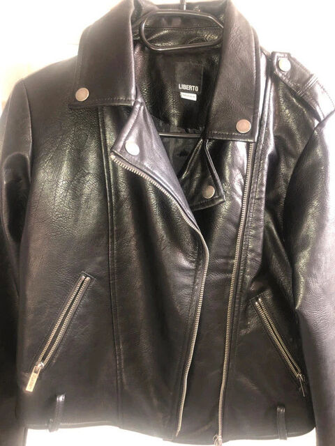 Blouson en similicuir Liberto 14 ans en tbe  10 euros
10 Montral (32)