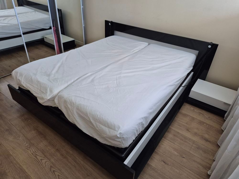 ce lit double en bois avec structure noire et blanc Meubles
