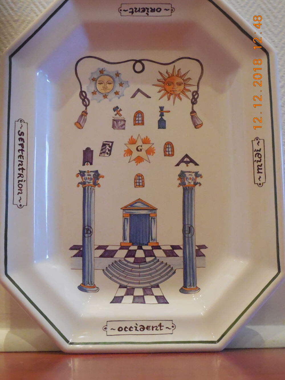 Plateau fa&iuml;ence Moustiers Sainte et Mug d&eacute;cor " Ma&ccedil;onnique" Décoration