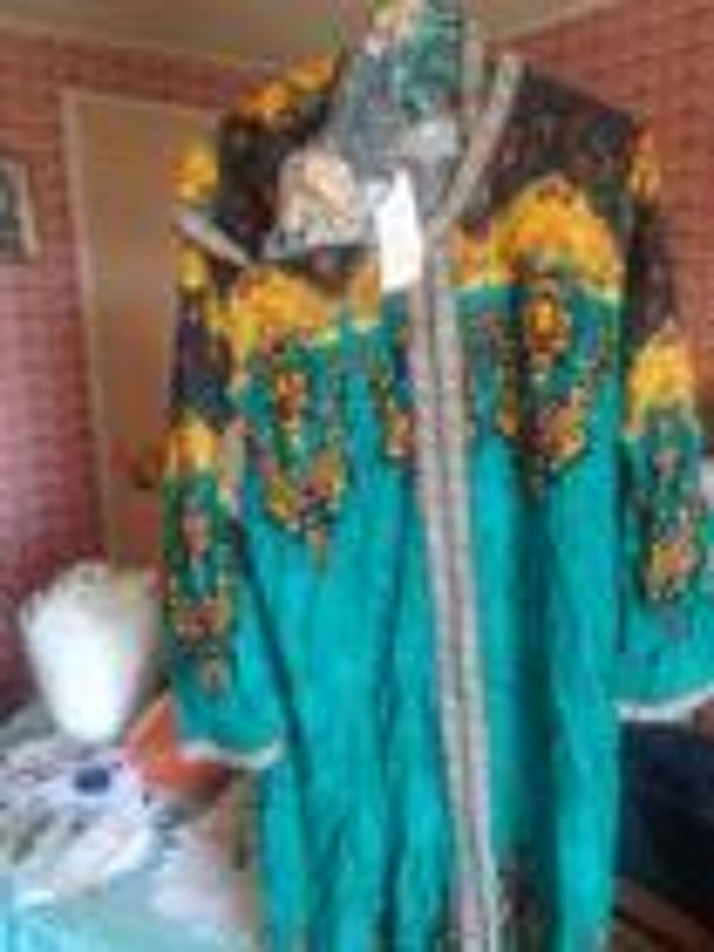 propose diverse robes Vêtements