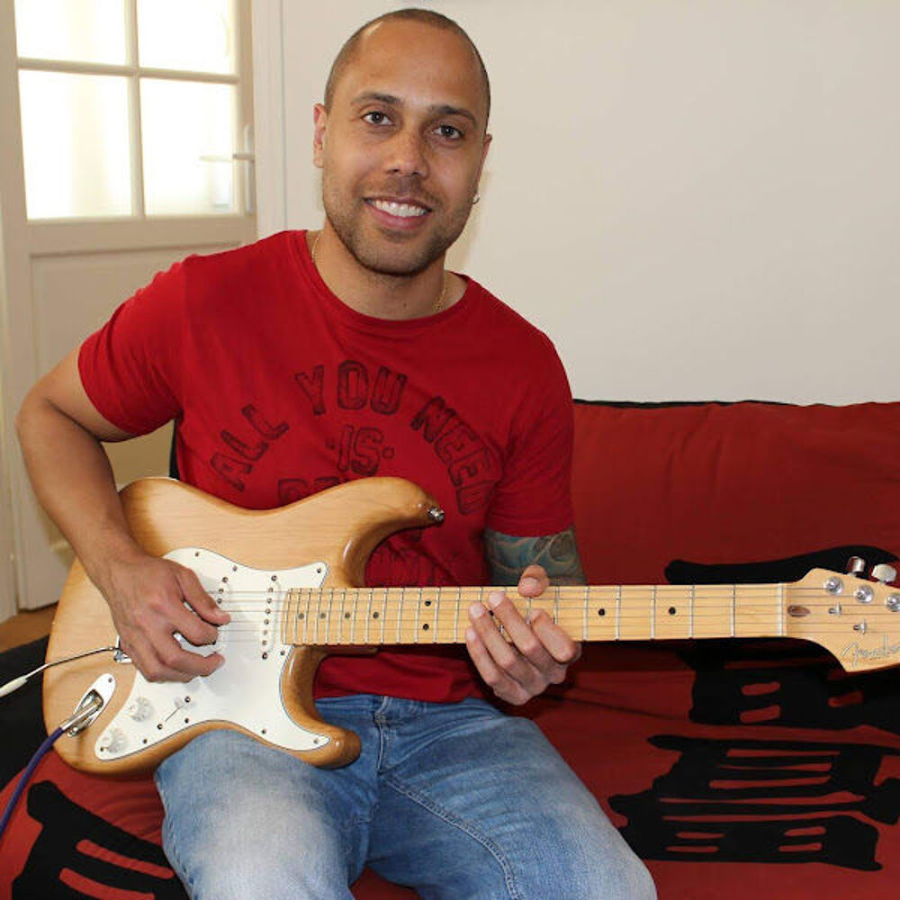   Pro donne cours de guitare et de ukulélé pour 30€ sur Paris 