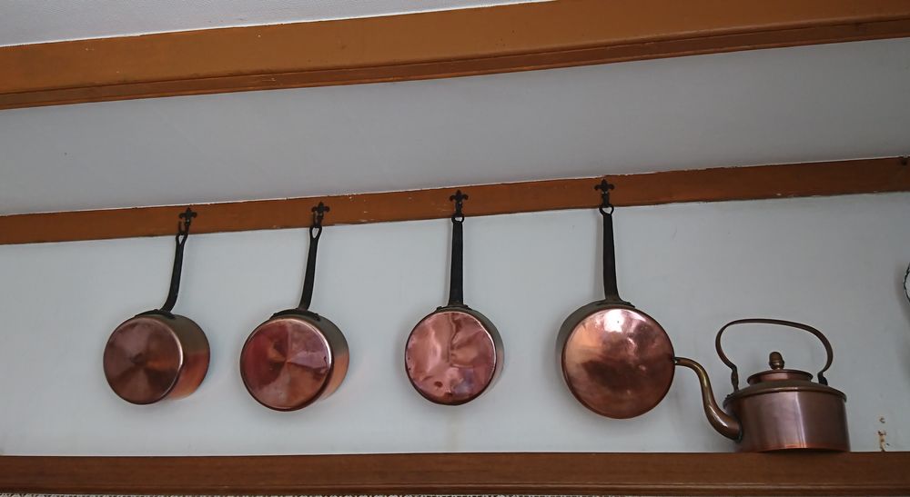lot casserole bouilloire et plat en cuivre Décoration