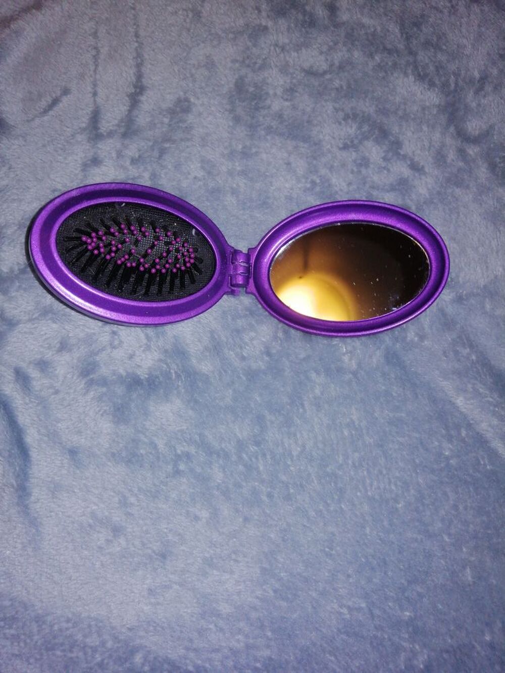 Brosse a cheveux de sac a main ou de voyage. Maroquinerie