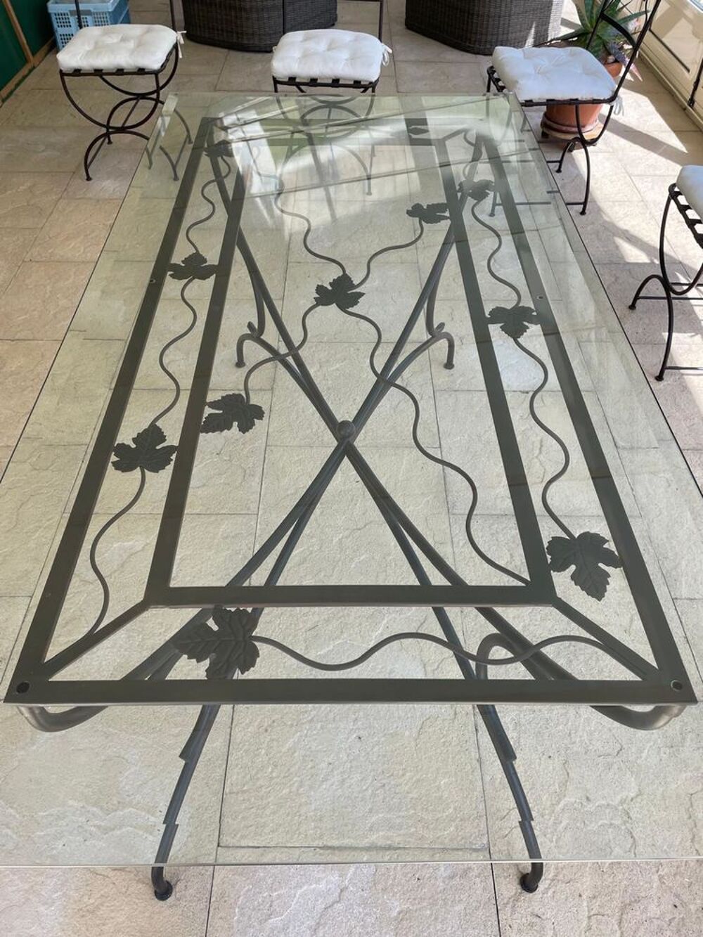 Table en fer forg&eacute; lourd et robuste style travaill&eacute; + 6 chai Meubles