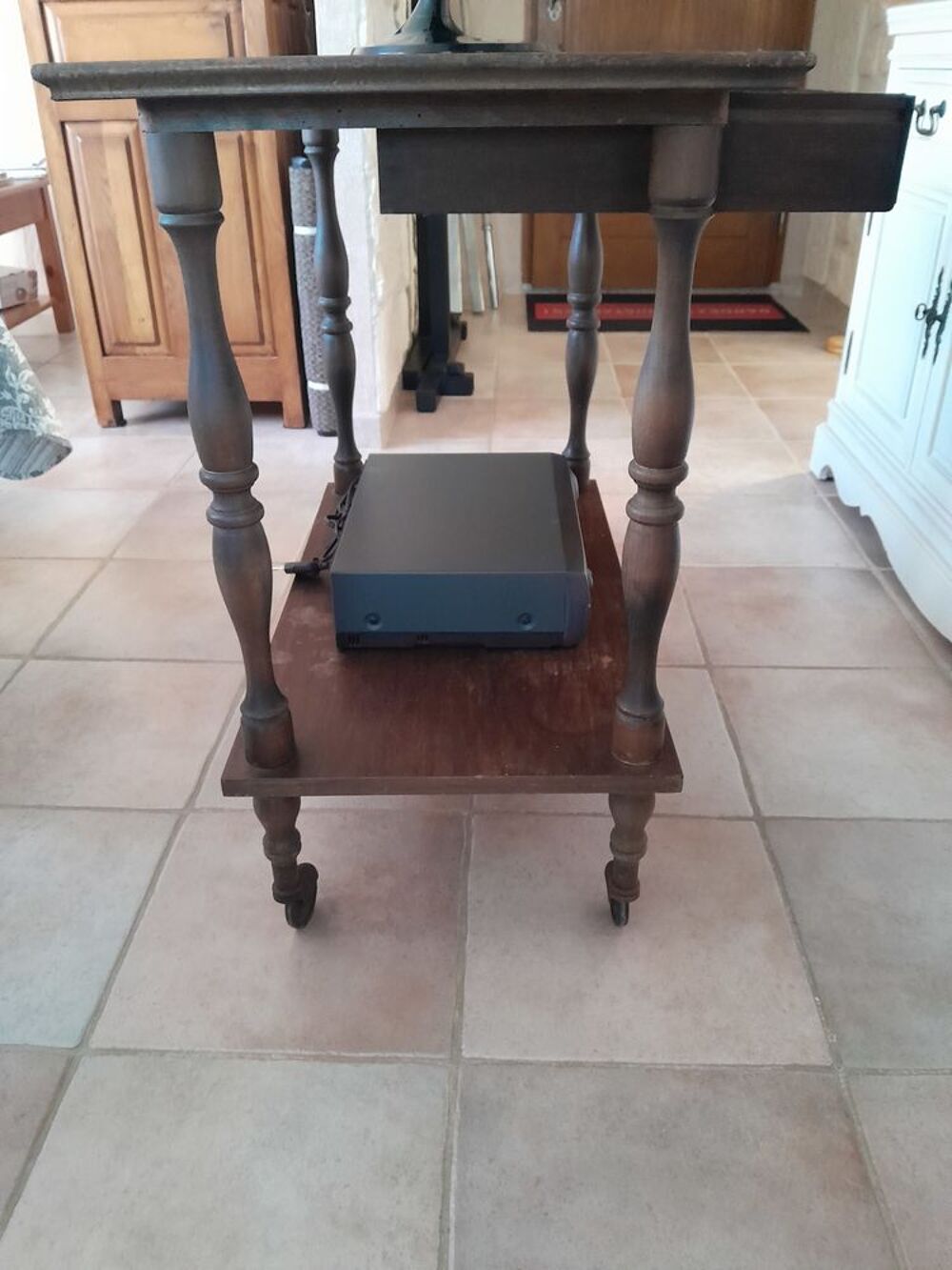 Meuble T.V en bois sur roulettes.
Meubles