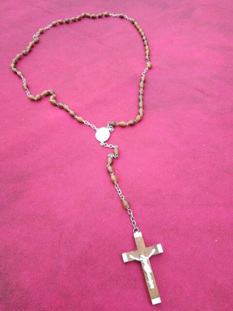 Chapelet ancien perles en bois avec une m�daille ( n�10) 10 Avermes (03)