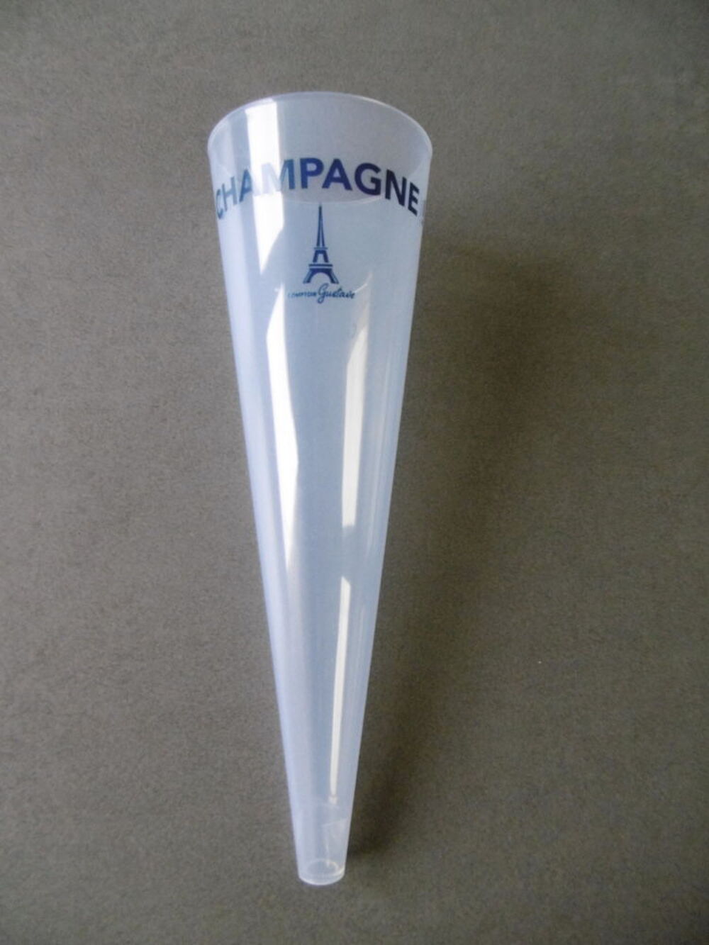 Lot de 3 coupes &agrave; champagne neuve Tour Eiffel, plastique 
