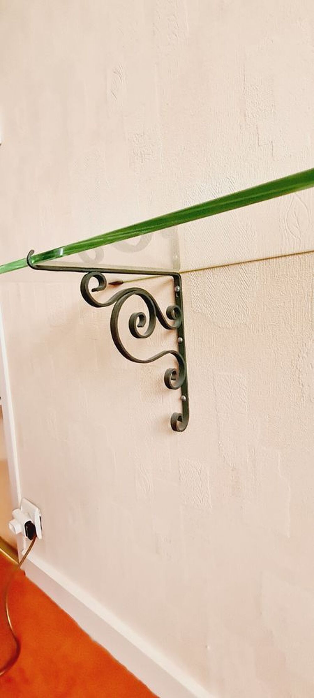 ETAGERE MURALE EN VERRE ET SUPPORT DE FIXATION EN BRONZE
Meubles