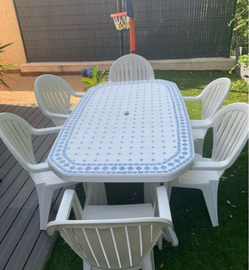 Table ext&eacute;rieure jardin + chaises Meubles