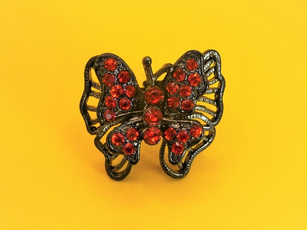Bague Papillon en M&eacute;tal Ajustable avec Strass Rouge- Neuf Bijoux et montres