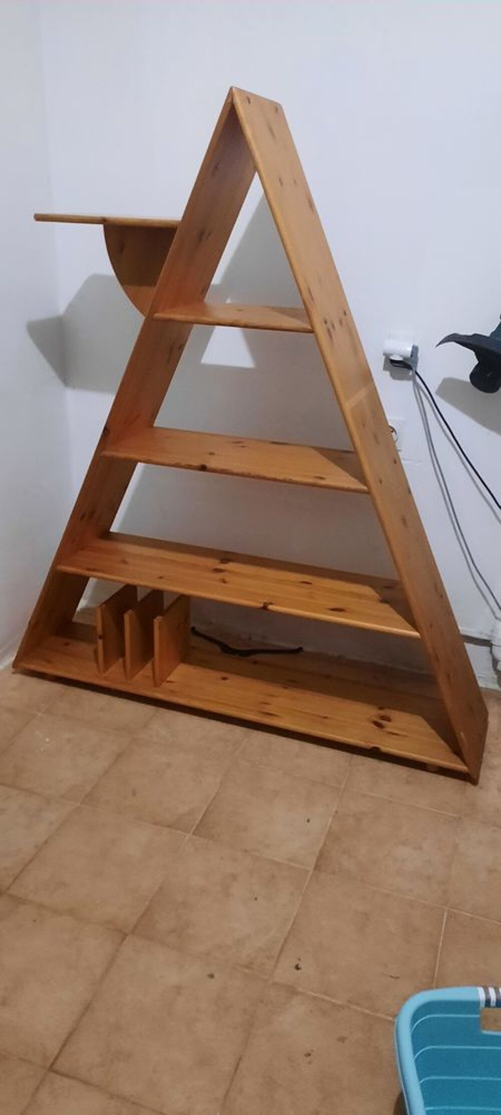 &Eacute;tag&egrave;re en bois original en forme de triangle Décoration