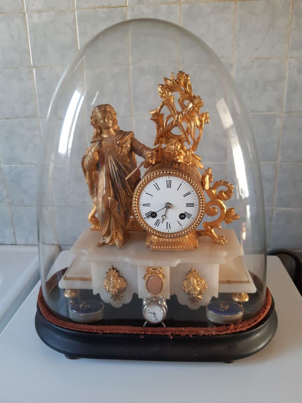 Pendule sous globe 