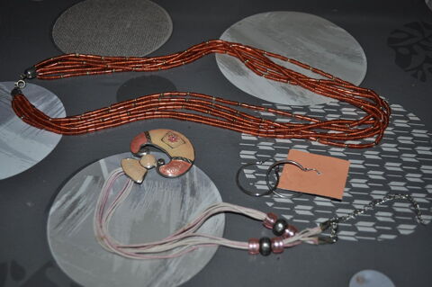 Deux colliers et une paire de boucles d'oreilles 5 Perreuil (71)