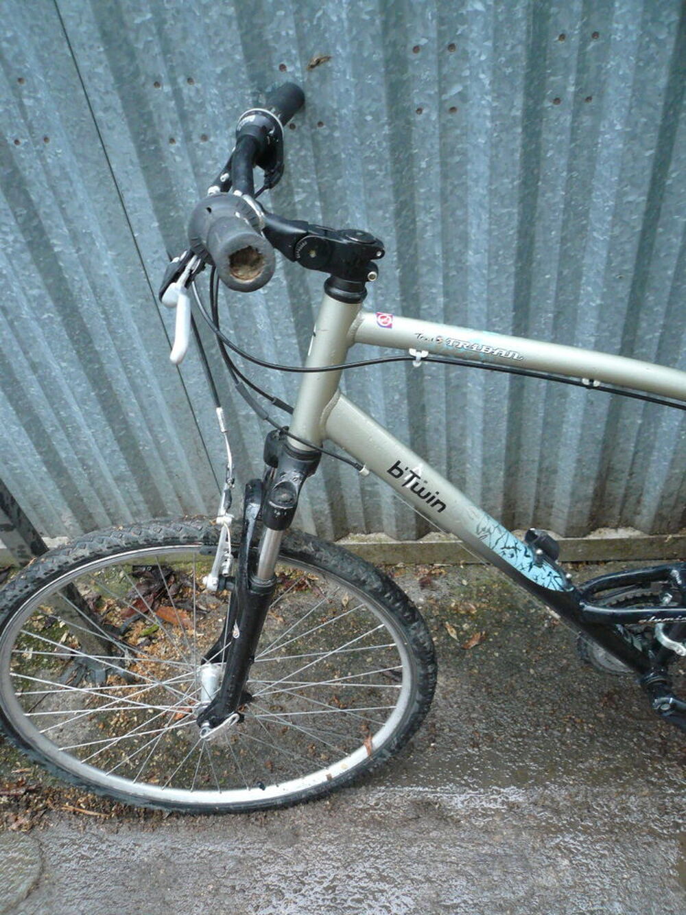 V&eacute;lo type VTC marque b'twin Triban Trail ALU taille L V�los