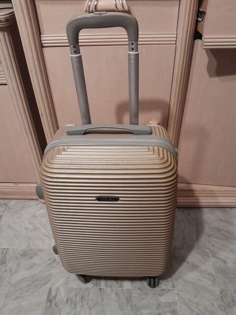 Valise couleur dorée 10 Le Cannet (06)