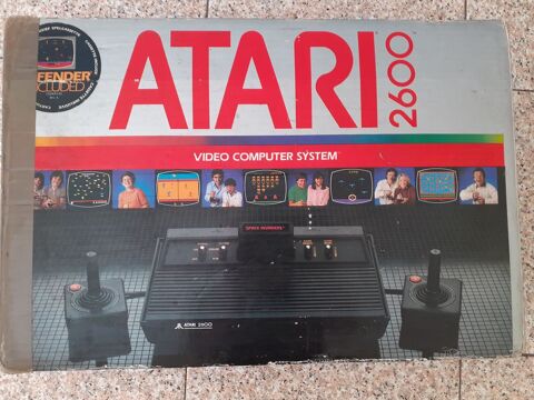 Console Atari 2600, 2 manettes, les câbles et 10 jeux Atari, 350 Nice (06)