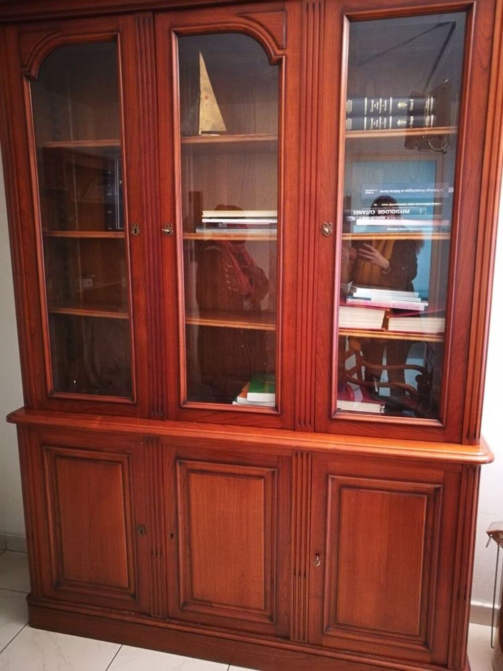 Vends bureau et biblioth&egrave;que vitr&eacute;e Meubles