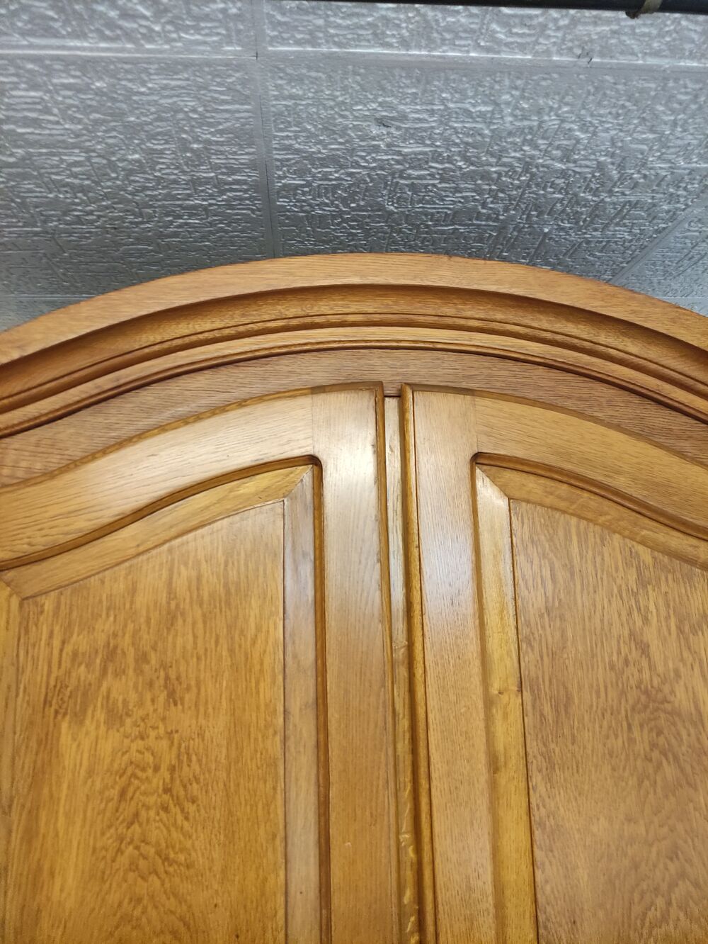 Armoire en chene avec &eacute;tag&egrave;res. Meubles