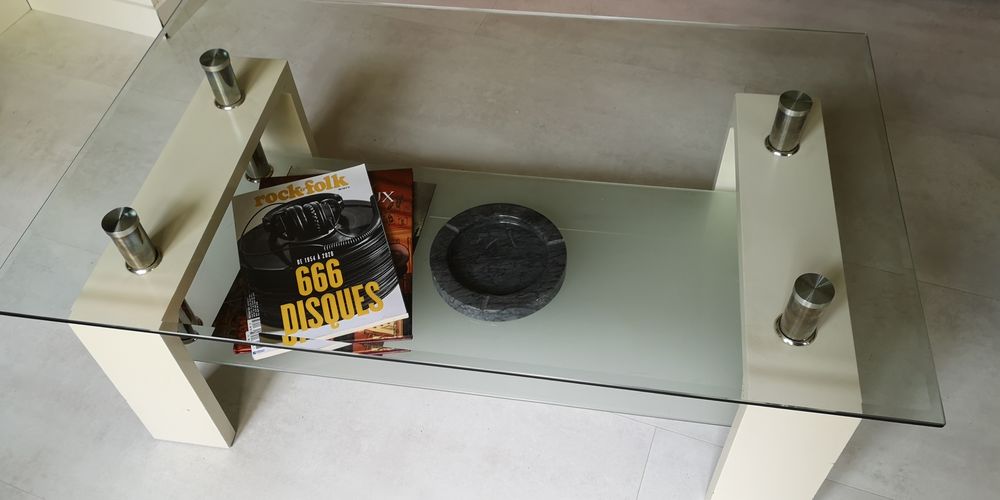 Table basse de salon en verre Meubles