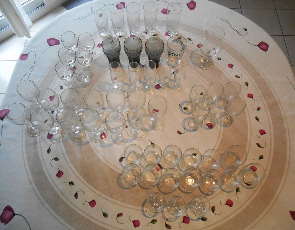 Lot de 56 Verres Diff&eacute;rents
Décoration