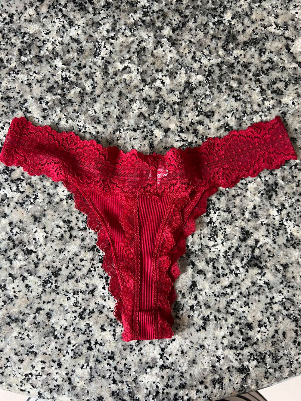 String rouge en dentelle XS. Neuf jamais port&eacute;. Lingerie Vêtements
