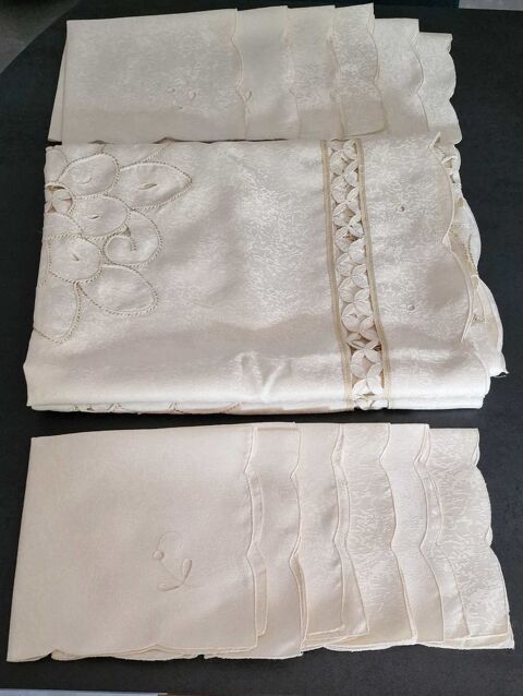 Nappe rectangulaire beige brod�e avec 12 serviettes Vintage 45 Bergerac (24)