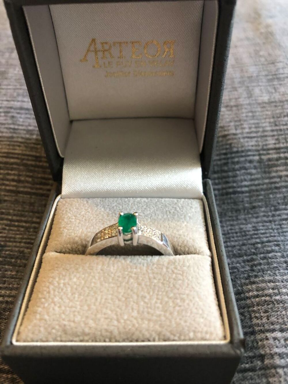 bague or blanc s&eacute;rie d une jolie emeuraude diamant Bijoux et montres