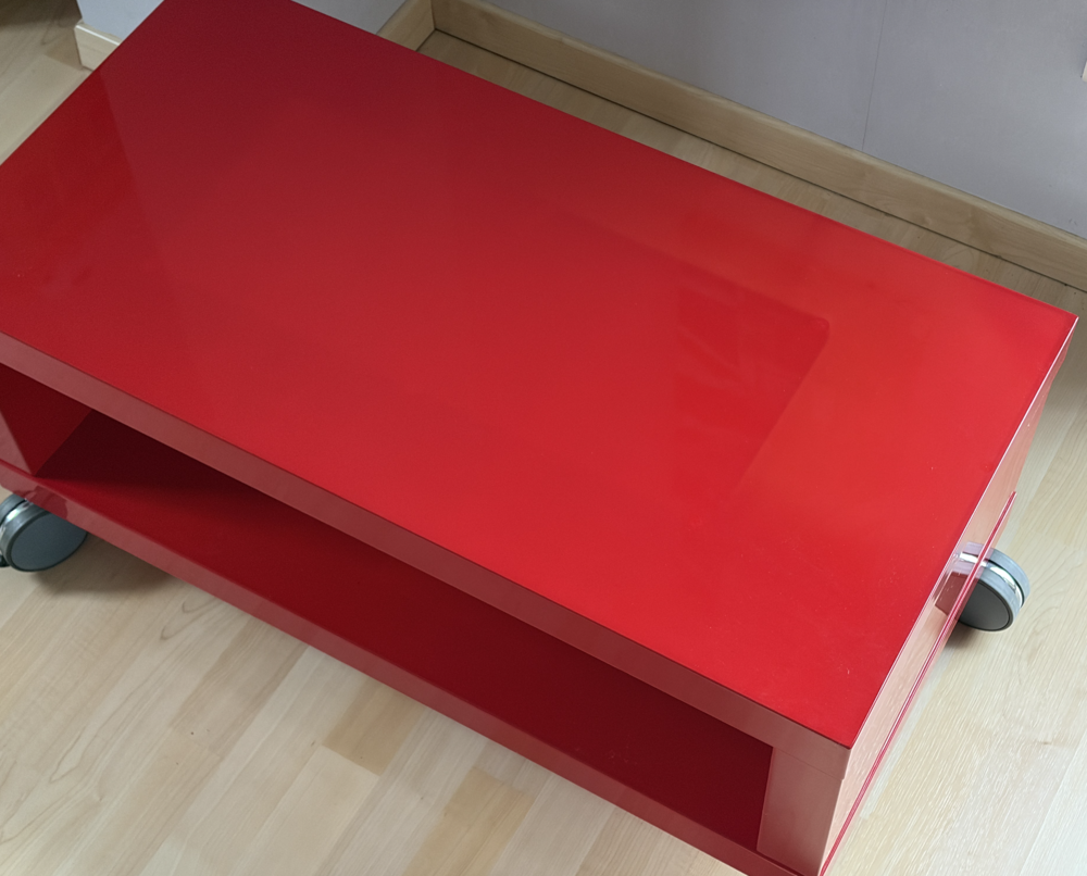 Meuble TV rouge laqu&eacute; sur roulettes Meubles