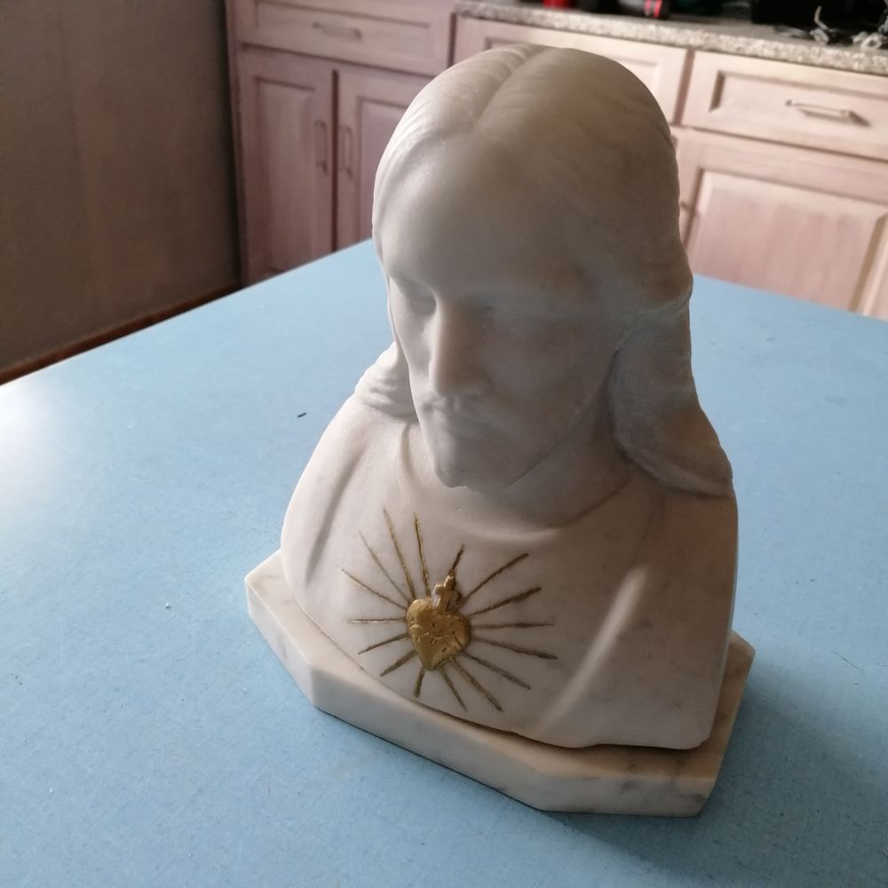Buste de J&eacute;sus en alb&acirc;tre, sign&eacute;, parfait &eacute;tat. 