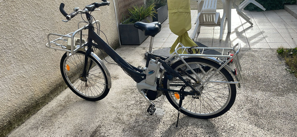 V&eacute;lo &eacute;lectrique vintage de la poste Vélos