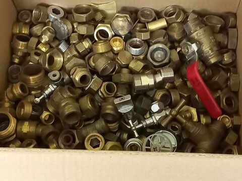 lot important de raccords en plomberie 70 Antibes (06)