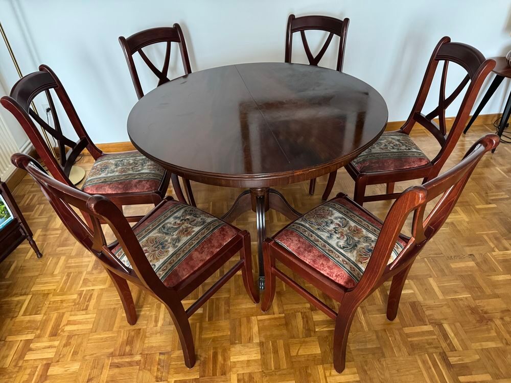 Table ronde et chaisses Meubles