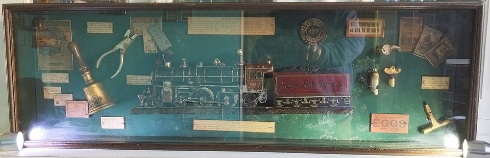 Vitrine d&eacute;corative locomotive vapeur Décoration