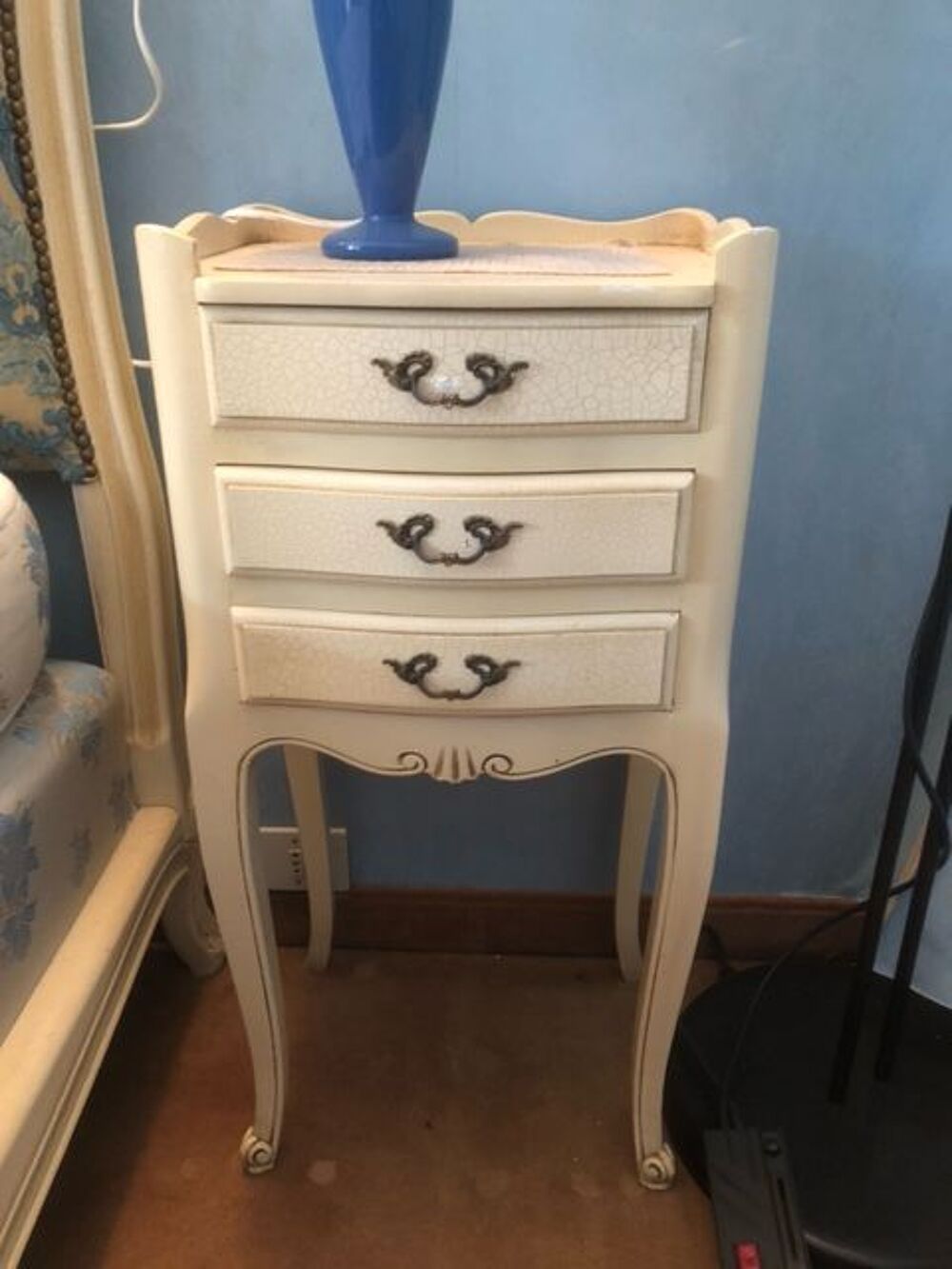 literie Louis XV, chevets, fauteuil Meubles
