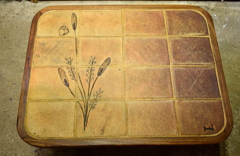 Table Basse type Rustique carrel&eacute;e ancienne. Floral. Sign&eacute;. Meubles