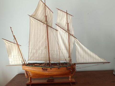 Grande maquette bateau lougre 8 canons Vic-en-Bigorre (65)