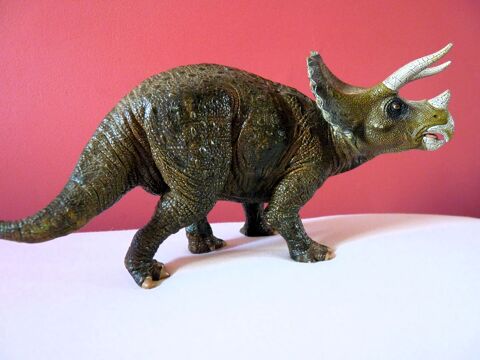 triceratops figurine papo jouet collection TBE 12 Brienne-le-Chteau (10)